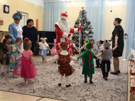 Новогодние утренники в детском саду Новогодние утренники в детском саду.